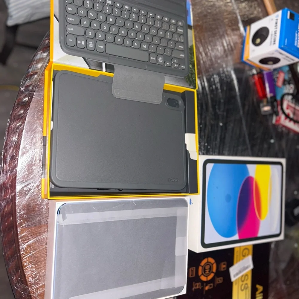 Apple Silver iPad Tablet never used w/keyboard case and screen protector